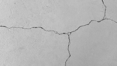 Beyaz duvar çatlamış beton. Arka planda çatlak olan eski çimento kırığı dokusu.