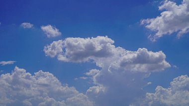 Gökyüzü arkaplan yapısı. Açık hava açık mavi gökyüzü ve bulutlar yazın öğlenleri beyaz bulutlar.                                
