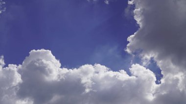 Gökyüzü arkaplan yapısı. Açık hava açık mavi gökyüzü ve bulutlar yazın öğlenleri beyaz bulutlar.                                