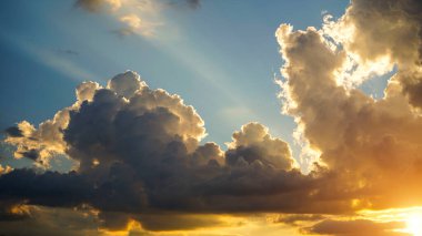 Altın günbatımı arka planı, altın bulutlar, güneşli bir akşam, berrak gökyüzü, şaşırtıcı alacakaranlık, altın bulutlar, fırtına, yaz gökyüzü arka planı.                              
