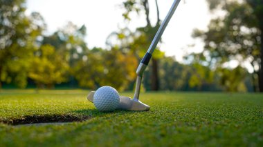 Golf sopaları ve golf topları yeşil çimlerde sabah güneşli güzel bir golf sahasında. Yeşil çimlerde golf ekipmanlarını kapatın..                               