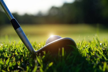Golf sopaları ve golf topları yeşil çimlerde sabah güneşli güzel bir golf sahasında. Yeşil çimlerde golf ekipmanlarını kapatın.. 