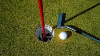 Üst Manzara. Akşam golf sahasında yeşil çimlerin üzerindeki golf deliği..                               