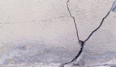 Beton sütunlarda çökme riski oluşturan düşük kaliteli yapılardan kaynaklanan çatlaklar var..