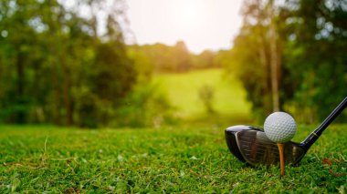Golf sopaları ve golf topları yeşil çimlerde sabah güneşli güzel bir golf sahasında. Yeşil çimlerde golf ekipmanlarını kapatın..                               