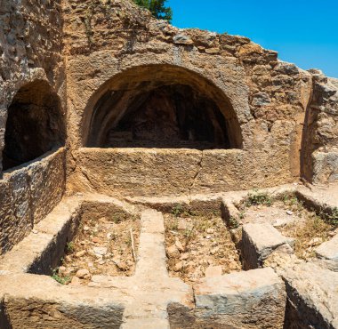 Yedi Uyuyanların Mağarası, Efes yakınlarındaki Pion Dağı 'nda yer almaktadır ve birçok farklı dini efsaneye ev sahipliği yapmaktadır. Selcuk, İzmir, Türkiye