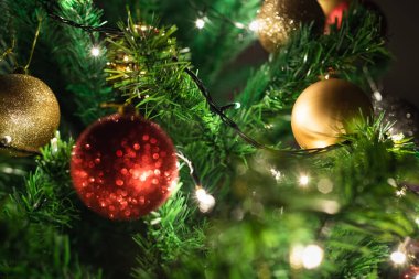 2023 mutlu yıllar. Noel süsleriyle Noel konsepti ve özgeçmişi. Seçici odak.