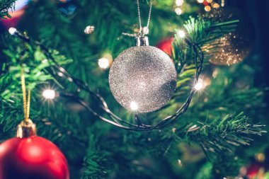 Noel ağacı ve balolarla yeni yıl konsepti. Mutlu yıllar. Seçici odak.