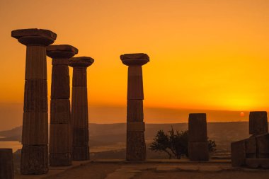 Assos Antik Şehri 'ndeki Athena Tapınağı. Gün batımı gökyüzü. Behramkale, Canakkale, Türkiye.
