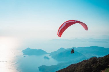 Mugla, Fethiye 'deki Oludeniz plajında paraglider uçuyor. Seyahat güzergahı. Yaz ve tatil konsepti.