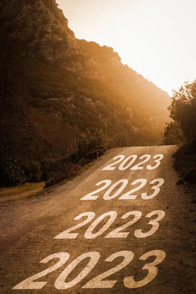 2023年 日没時に森林道路に書かれた 2023年の新年のコンセプト — ストック写真