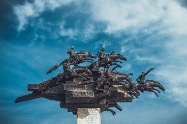 İzmir, Türkiye - 14 Mayıs 2019: Gundogdu Meydanı 'ndaki Cumhuriyet ağacı heykeli.