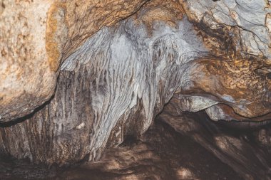İzmir 'deki İnkaya mağarası. Mağara oluşumlarını kapatın. Guzelbahce, Yelki, Türkiye