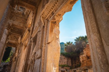 Ephesus Ancient City 'deki Celsus Kütüphanesi' nin giriş kapısı. Selçuk, İzmir, Türkiye. UNESCO Dünya Mirası Alanı.