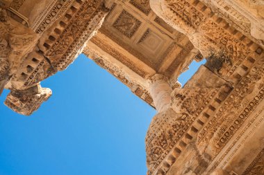 Celsus Kütüphanesi 'nin mimari ve cephe tasarımı. Efes Antik Şehir. Unesco Dünya Mirası Bölgesi. İzmir, Türkiye