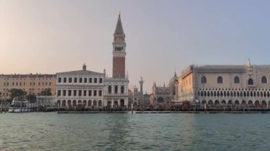 Venice St- Marks Meydanı 'nda Doges Sarayı ve Büyük Kanal' dan İç Çekmeler Köprüsü.