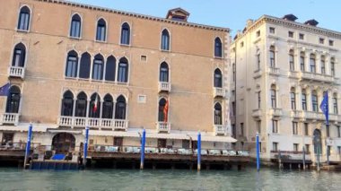 Venedik, İtalya Büyük Kanal 'da binalar, restoranlar ve gondollarla. Şubat 2023 