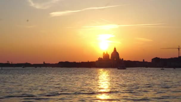 Venecia Puesta Sol Con Barcos Pasando Por Una Cúpula Iglesia — Vídeos de Stock