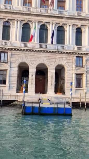 Veneza Grand Canal Viagem Com Edifícios Pequenas Ruas Canal Vídeo — Vídeo de Stock