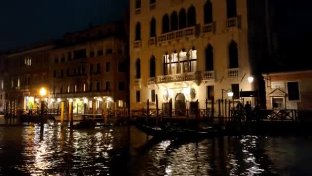 Los Canales Venecia Viajan Por Noche Con Farolas Góndola — Vídeos de Stock