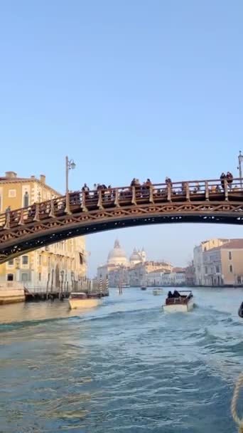 Viajando Bajo Puente Sobre Gran Canal Venecia Italia Hdr Vertical — Vídeos de Stock