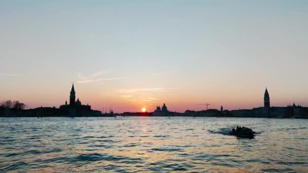 Puesta Sol Sobre Venecia Con Sol Naranja Brillante Barcos Cámara — Vídeos de Stock