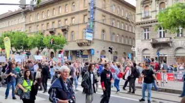 Budapeşte, Macaristan-05-19-2023 Orban rejiminin demokrasi karşıtı statü yasasını protesto eden öğrenci ve sansürsüz daha iyi bir eğitim için  