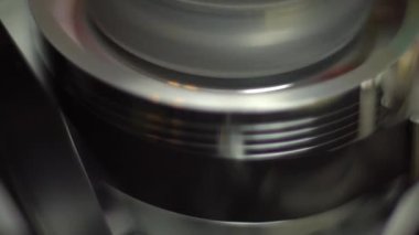 Makro VHS playhead 'in etrafında bant sarılı ve oynatılıyor