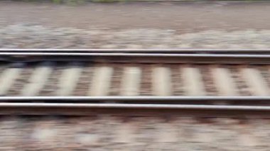 Büyüleyici demiryolu rayları, tek hat ve geçişle hızlanıyor.