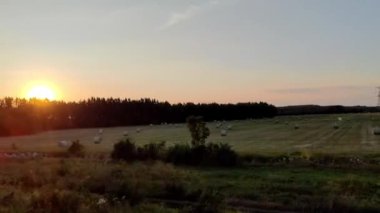 Günbatımı tarlalarında ve küçük çiftliklerde tren yolculuğu