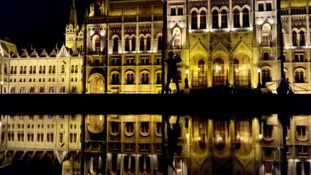 Nattlig Bild Budapest Parliament Building Med Vatten Reflektion Och Siluett — Stockvideo