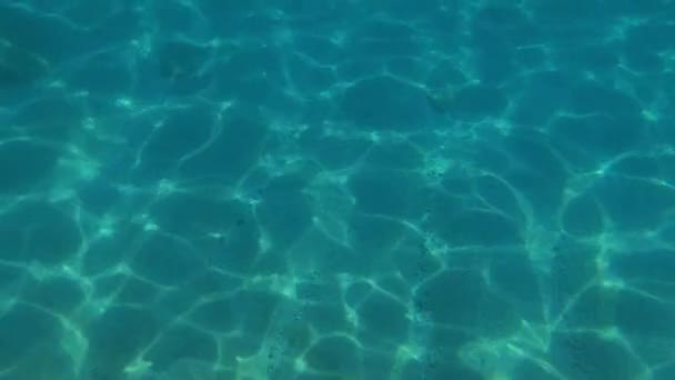 Glanzend Zonlicht Zeebodem Helder Blauw Water — Stockvideo
