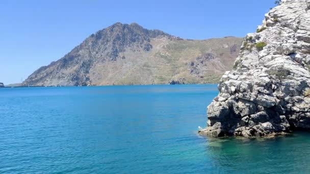 Auf Strahlend Blauem Wasser Vorbei Einer Kleinen Felseninsel — Stockvideo