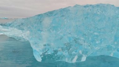 Buzul gölündeki karmaşık kristal buz oluşumlarının detaylı bir görüntüsü..