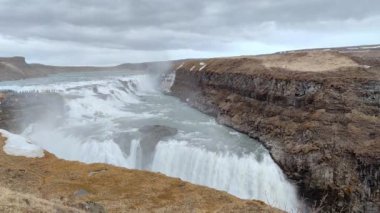 Görkemli Gullfoss şelalesinin geniş yatay manzarası.