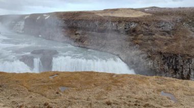 Geniş açı, havaya yükselen buharlı büyük bir şelaleyi yakalar.