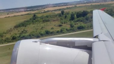  Dinamik Kalkış sırasında Uçak Motoru ve Kanat Detayları.
