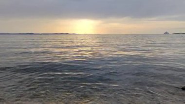 Moody Skies Altında Gizemli Okyanus Ufku Tekli Gemisi