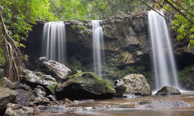 Ormanın derinliklerindeki şelale