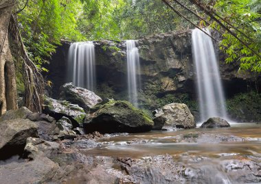 Ormanın derinliklerindeki şelale