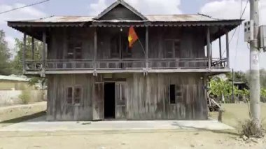 Sihirli ticaret merkezinin üstündeki stilt evi.