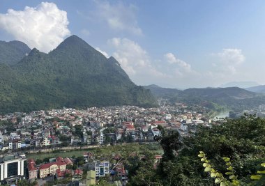 Vietnam 'daki Ha Giang şehri dağlarla çevrili.