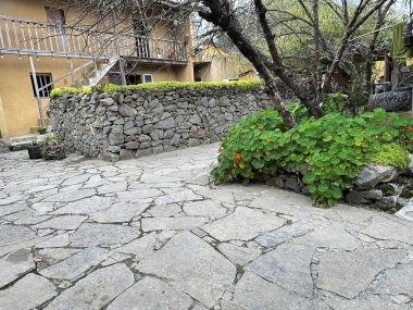 Valley Cu, Ha Giang 'daki Dong Van taşından platoda komün yapıyor.