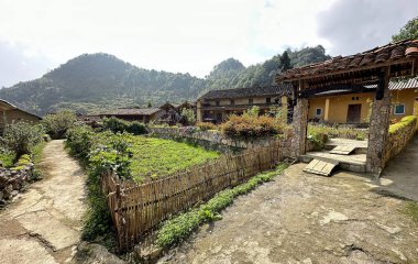 Valley Cu, Ha Giang 'daki Dong Van taşından platoda komün yapıyor.