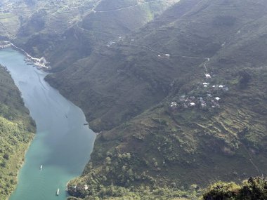 Dong Van Platosu 'nda tarçın üzümü nehri.