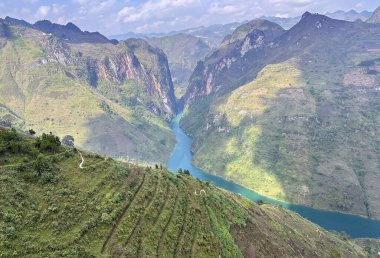 Dong Van Platosu 'nda tarçın üzümü nehri.