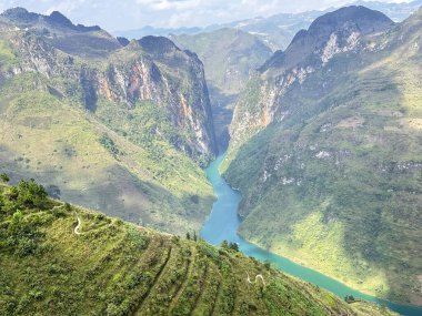 Dong Van Platosu 'nda tarçın üzümü nehri.