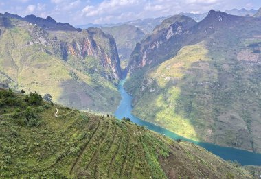 Dong Van Platosu 'nda tarçın üzümü nehri.