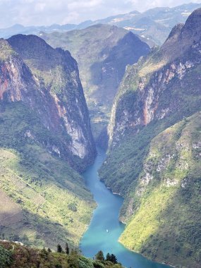 Dong Van Platosu 'nda tarçın üzümü nehri.