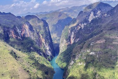 Dong Van Platosu 'nda tarçın üzümü nehri.